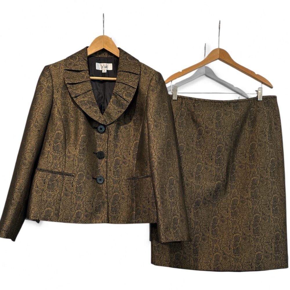 NWOT Le Suit Black & Gold Snakeskin Patterned Blazer & Skirt Set Size 14